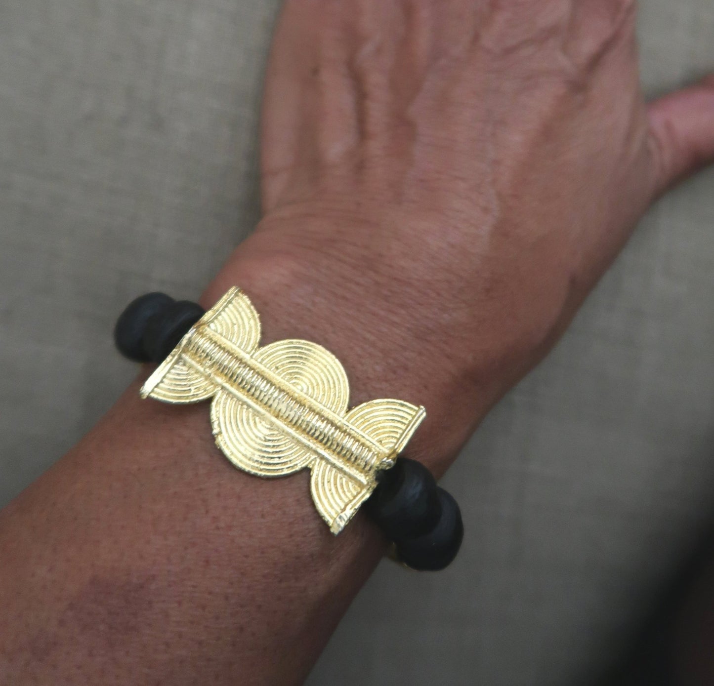 Bracelet en Perles traditionnelles Guele Djiri du Mali et Poids Akan du Ghana (mixte) en Bracelet bois Guele Djiri & Poids Akan artisanal africain - KaolackCreations