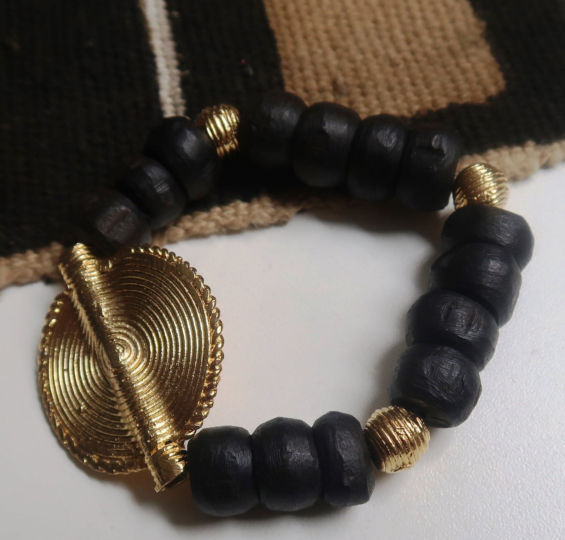 Bracelet en Perles traditionnelles Guele Djiri du Mali et Poids Akan du Ghana (mixte) en Bracelet bois Guele Djiri & Poids Akan artisanal africain - KaolackCreations