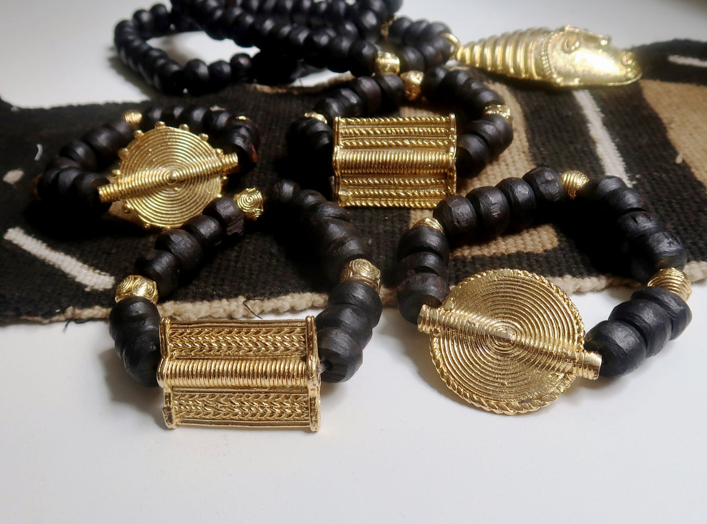 Bracelet en Perles traditionnelles Guele Djiri du Mali et Poids Akan du Ghana (mixte) en Bracelet bois Guele Djiri & Poids Akan artisanal africain - KaolackCreations