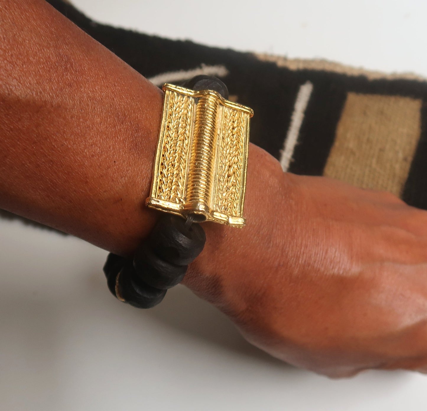 Bracelet en Perles traditionnelles Guele Djiri du Mali et Poids Akan du Ghana (mixte) en Bracelet bois Guele Djiri & Poids Akan artisanal africain - KaolackCreations