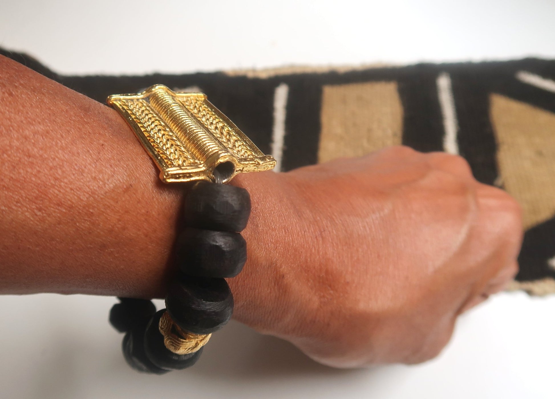 Bracelet en Perles traditionnelles Guele Djiri du Mali et Poids Akan du Ghana (mixte) en Bracelet bois Guele Djiri & Poids Akan artisanal africain - KaolackCreations