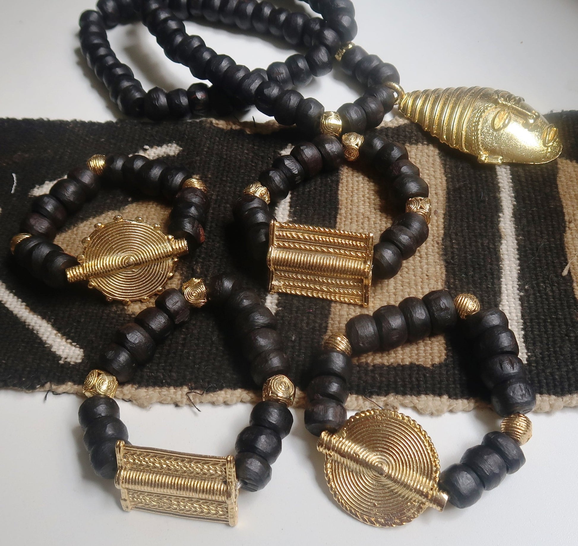 Bracelet en Perles traditionnelles Guele Djiri du Mali et Poids Akan du Ghana (mixte) en Bracelet bois Guele Djiri & Poids Akan artisanal africain - KaolackCreations