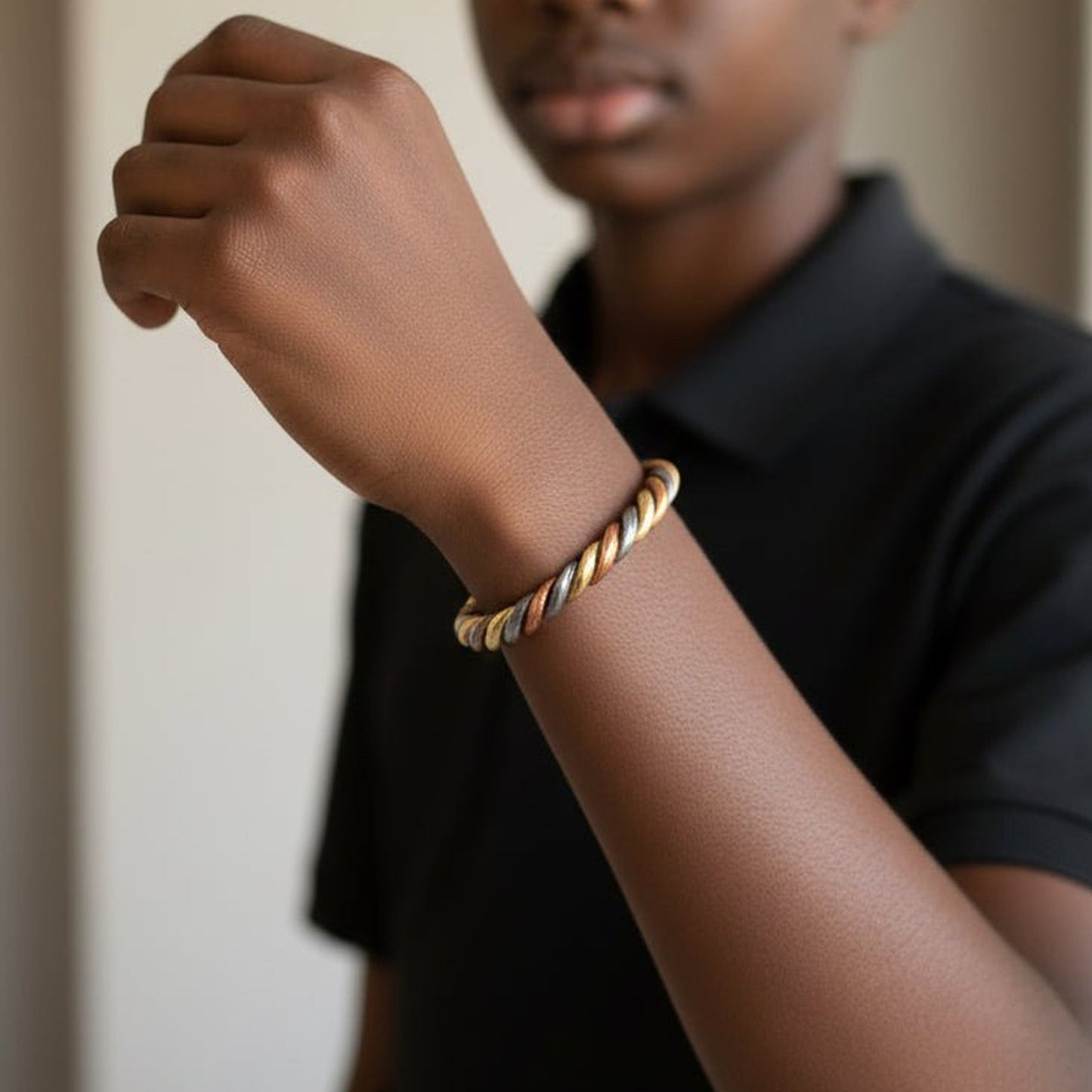 Bracelet Lamou Ndiaxass 15 cm porté par un adolescent en polo noir