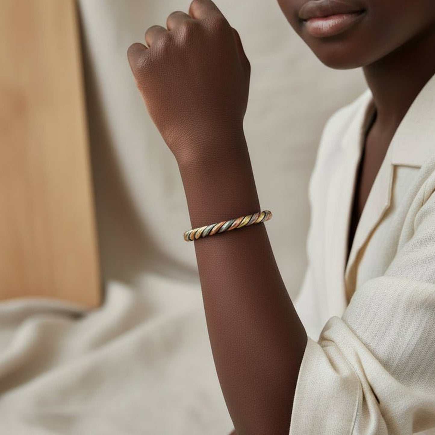 Bracelet Lamou Ndiaxass 15 cm porté par une adolescente en blazer écru