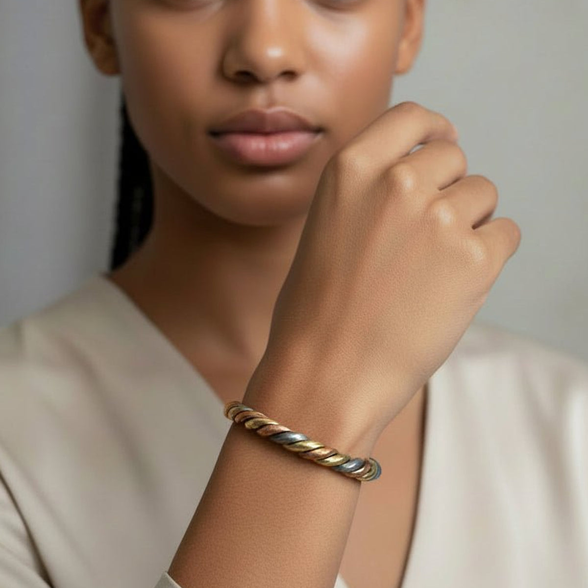 Bracelet Lamou Ndiaxass 15 cm au poignet fin d'une jeune femme