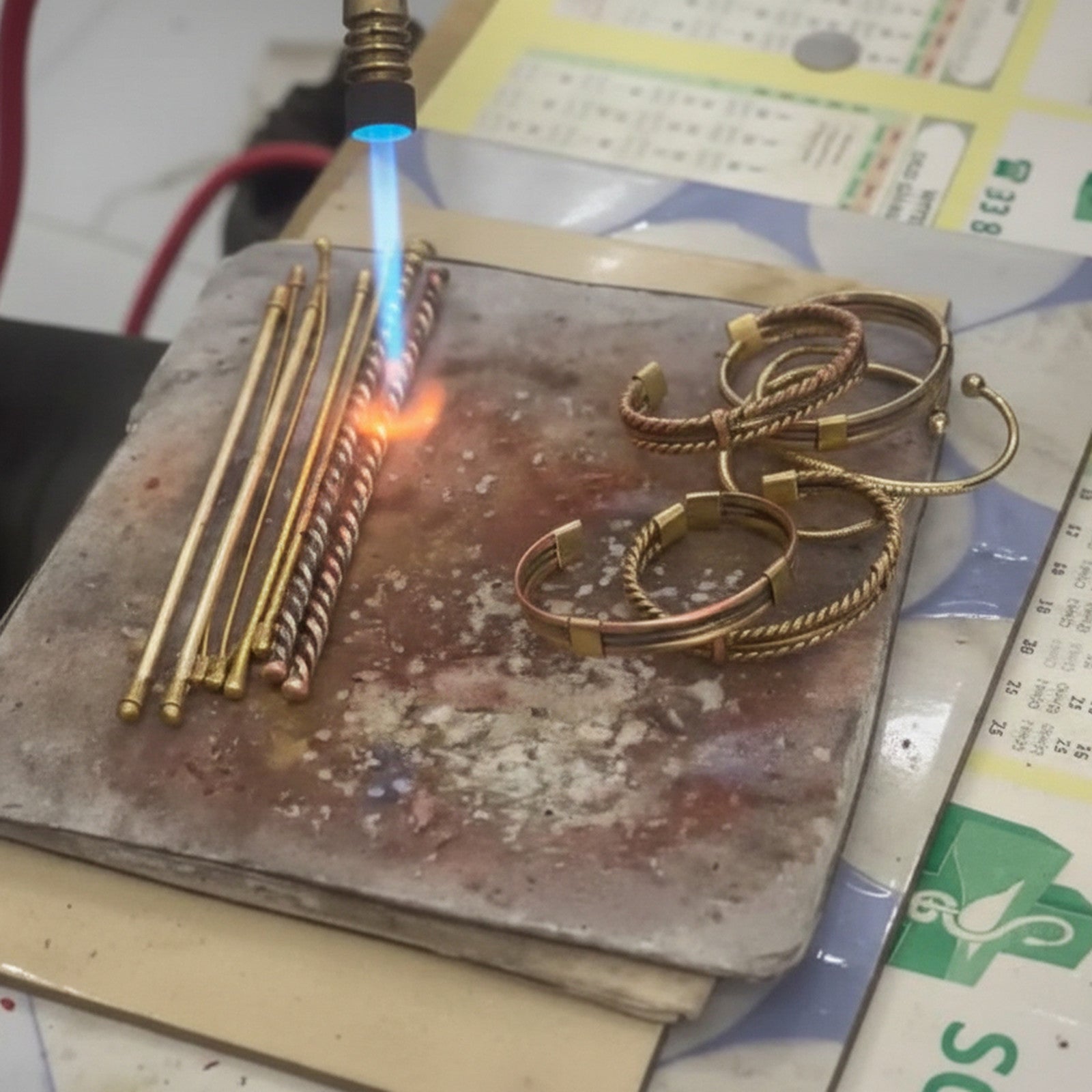 Atelier de Moustapha à Dakar : tiges de cuivre, bronze et fer blanc sous le chalumeau