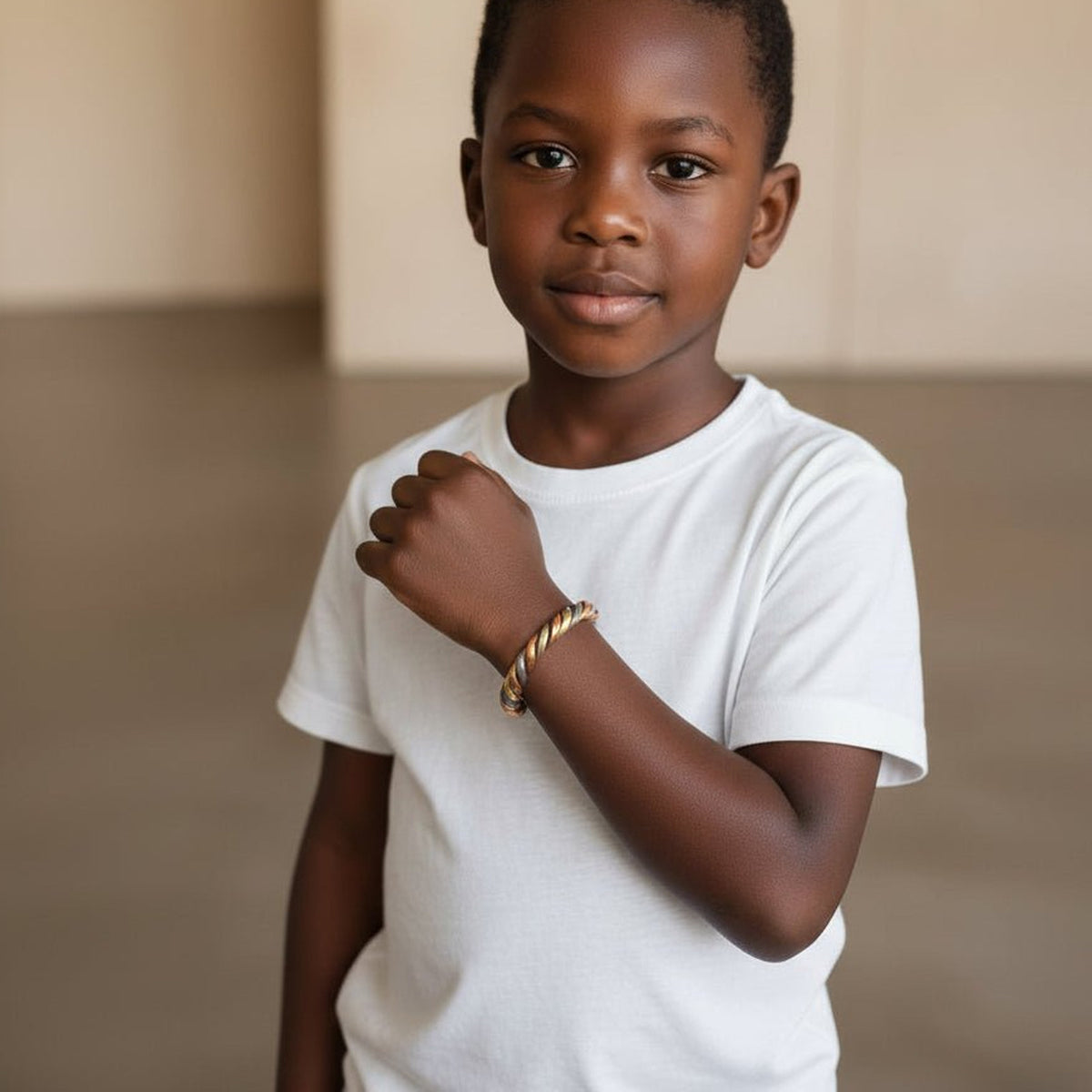 Bracelet Lamou Ndiaxass 14 cm porté par un enfant en t-shirt blanc