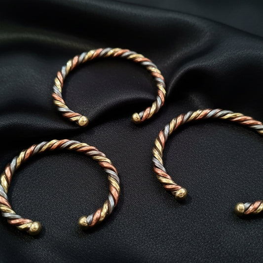 Les trois tailles du bracelet Lamou Ndiaxass enfant, 13, 14 et 15 cm, posées sur satin noir