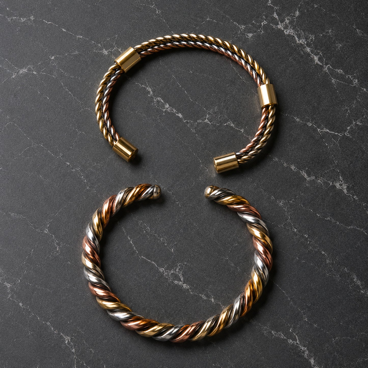 Deux joncs Lamou Ndiaxass ouverts, embouts en laiton, cuivre bronze et fer blanc sur marbre anthracite