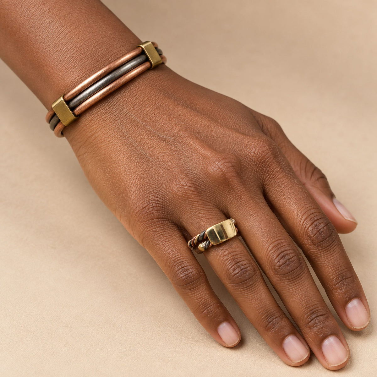 Bracelet Lamou Ndiaxass Ligne droite et bague sénégalaise Ndiaxass portés ensemble par une femme noire, du poignet au doigt