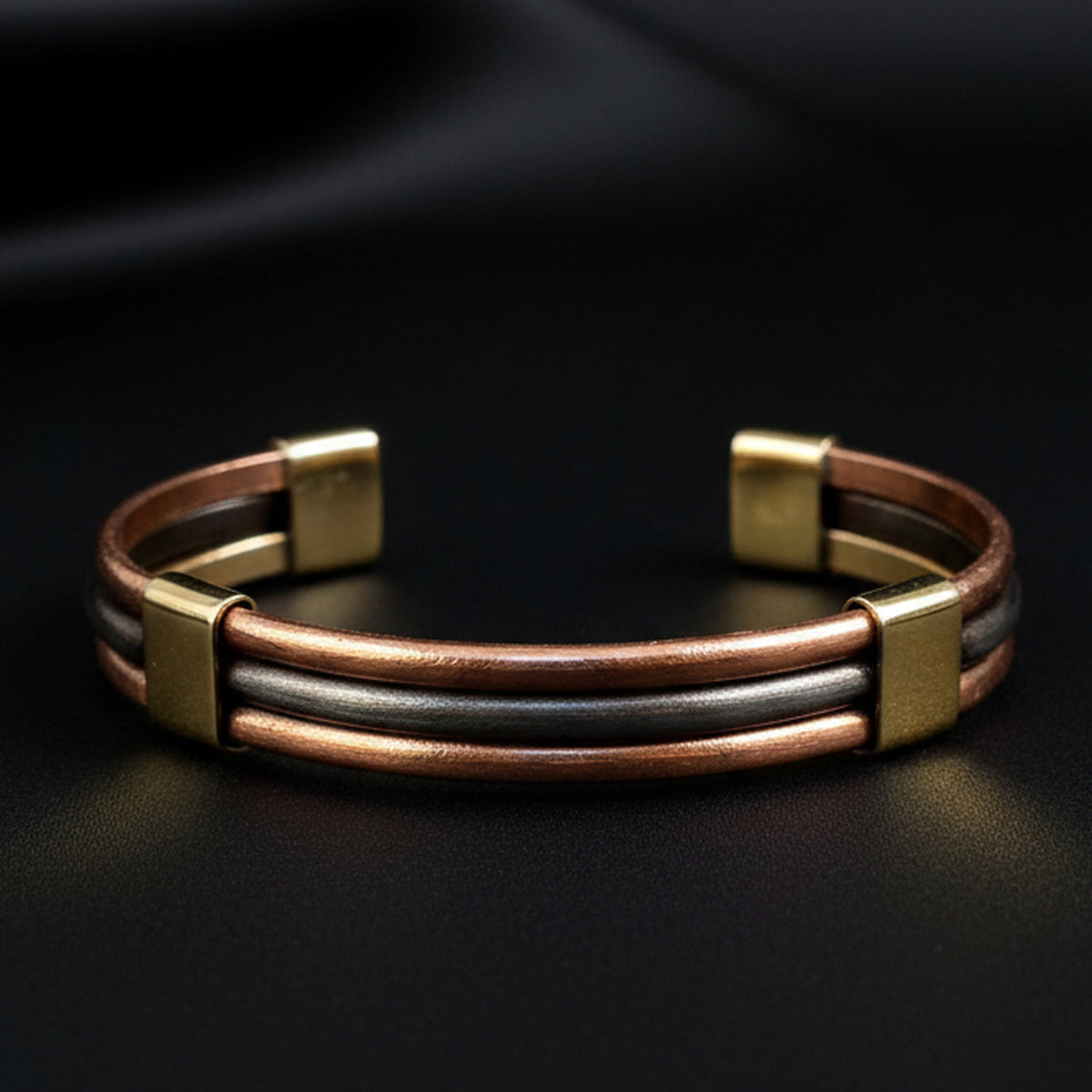 Bracelet Lamou Ndiaxass Ligne droite : trois tiges lisses en cuivre, fer blanc et bronze, bagues en laiton