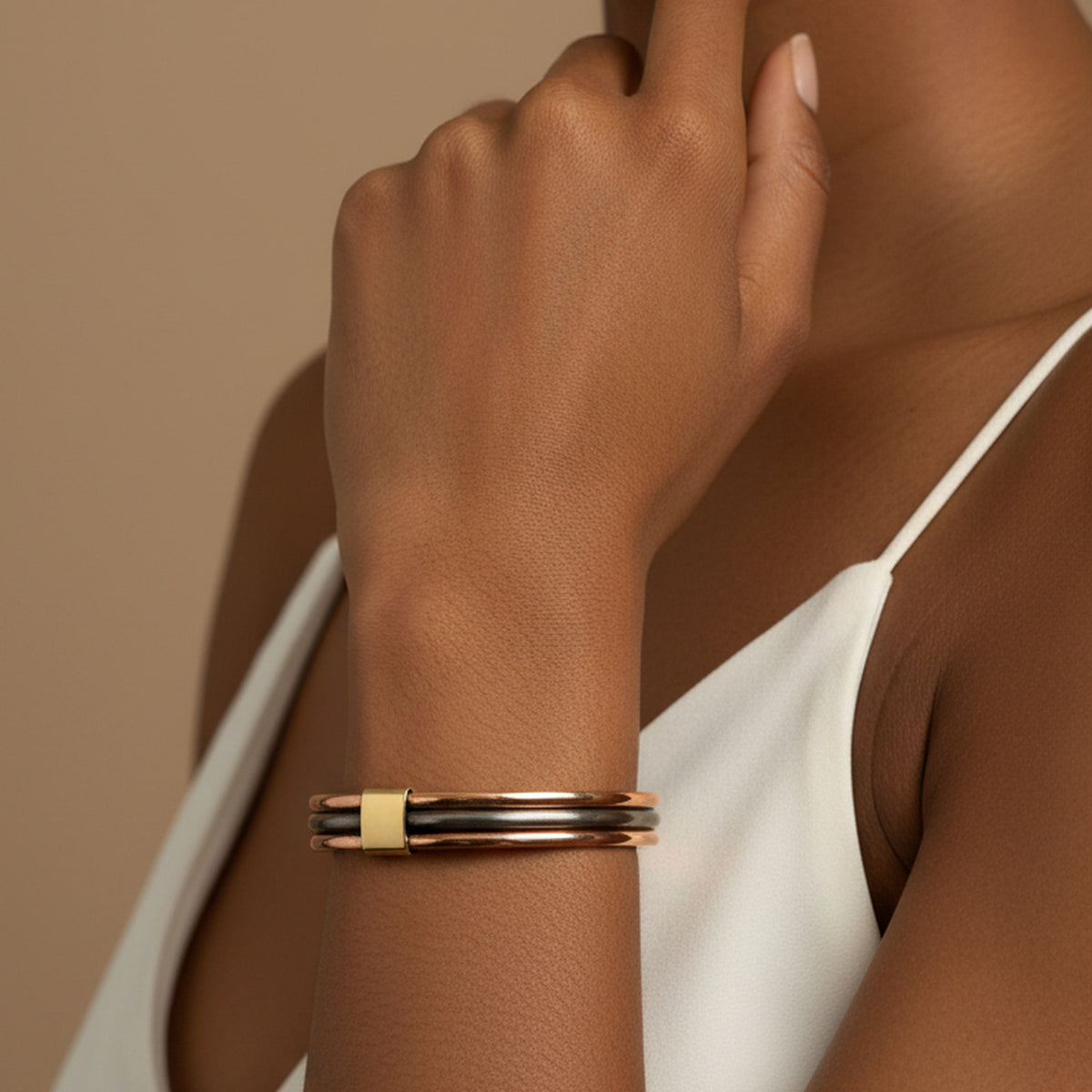 Bracelet Lamou Ndiaxass Ligne droite porté par une femme en robe blanche