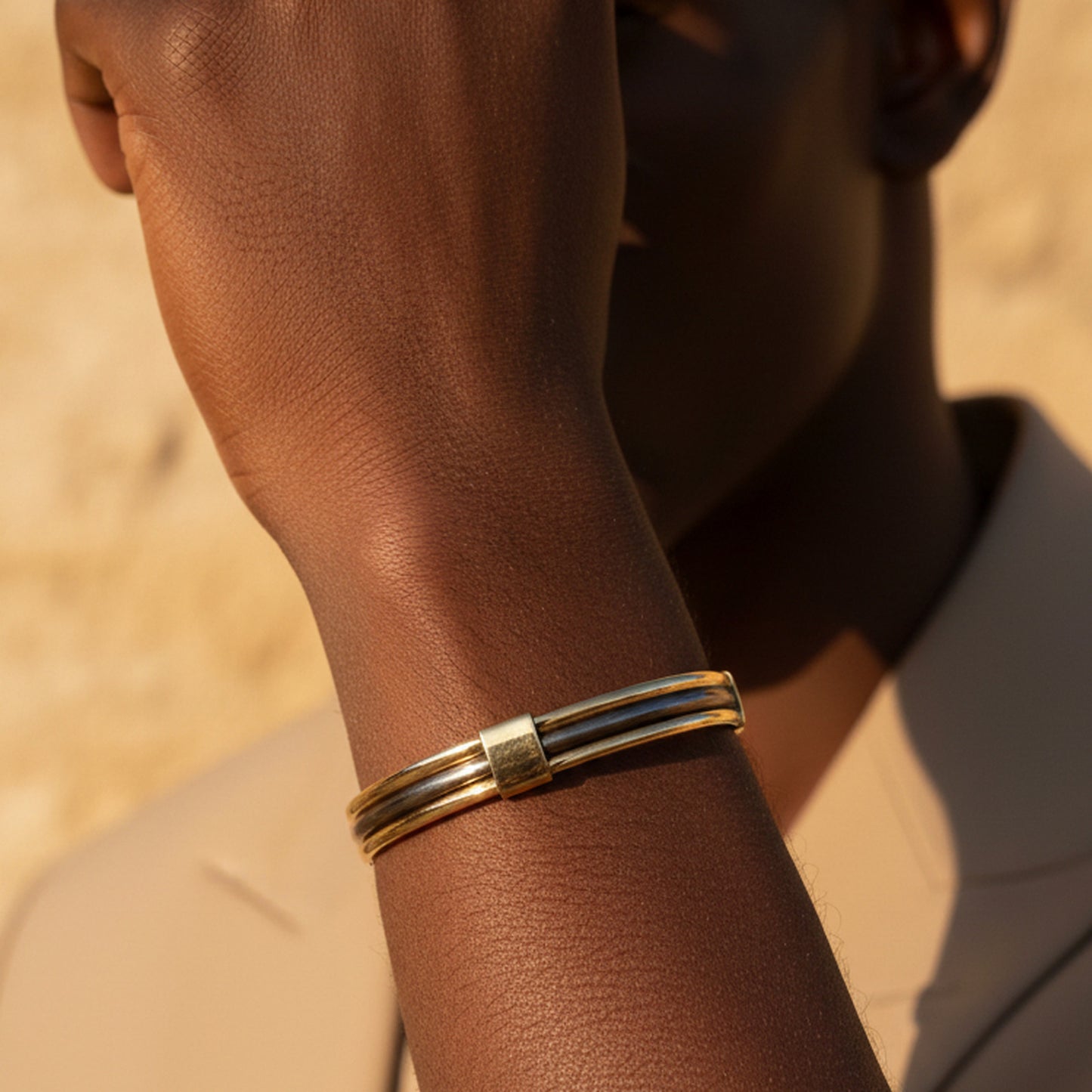 Bracelet Lamou Ndiaxass Ligne droite au poignet d'un homme, en plein soleil