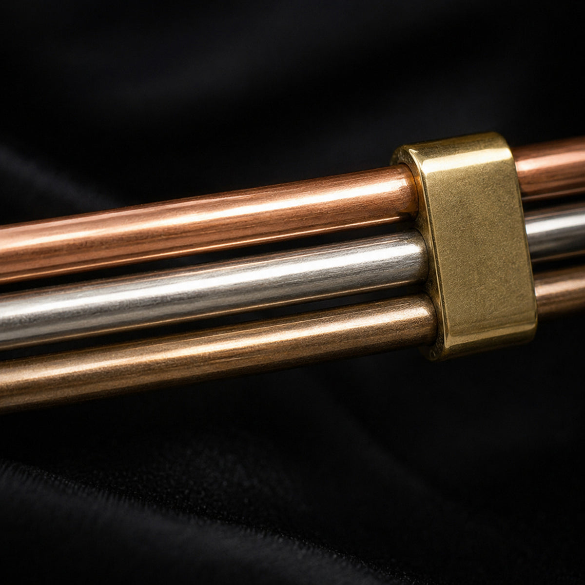 Macro des trois métaux du bracelet Lamou Ndiaxass : cuivre, fer blanc et bronze, embout laiton