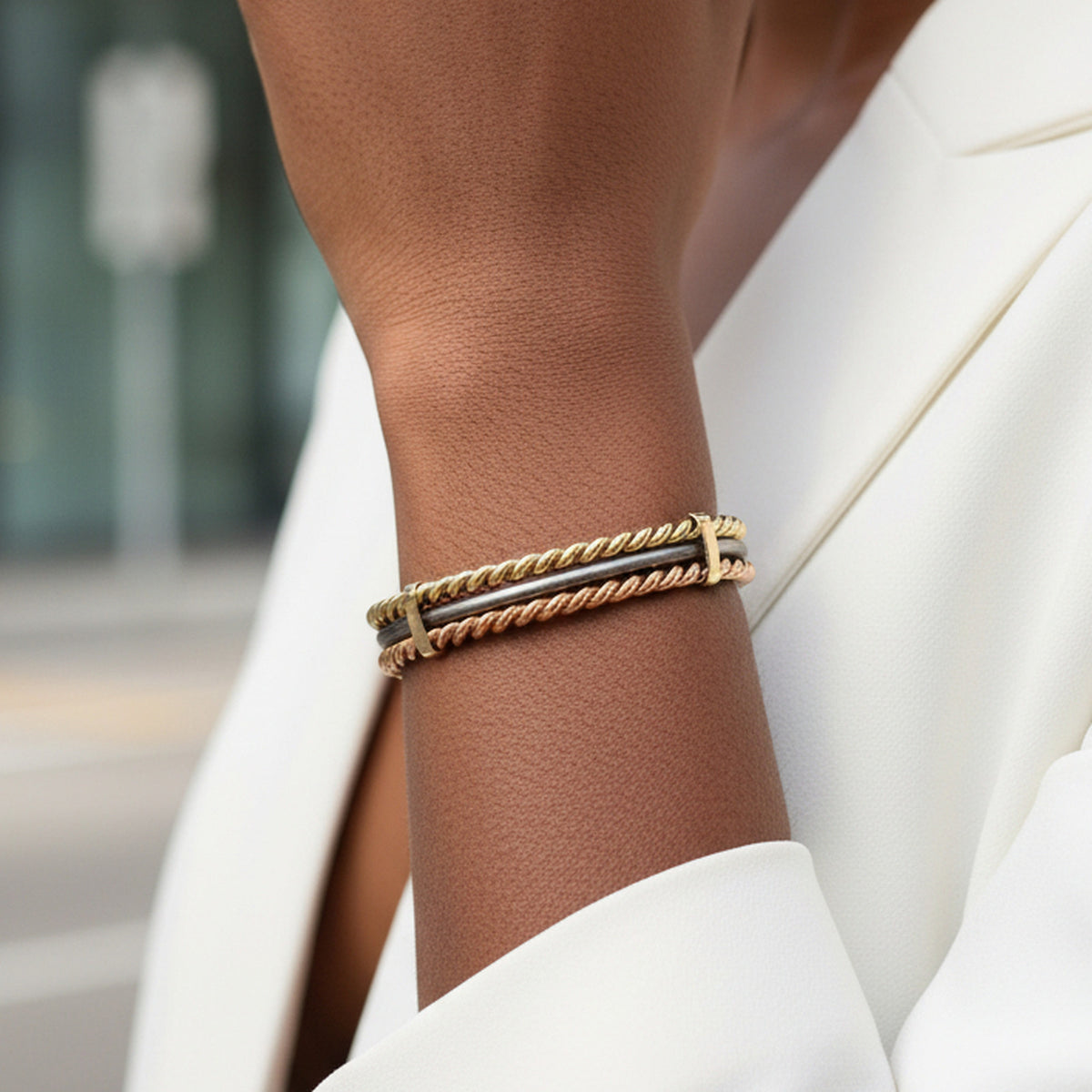 Bracelet Lamou Ndiaxass modèle Relief porté avec un blazer blanc, en ville