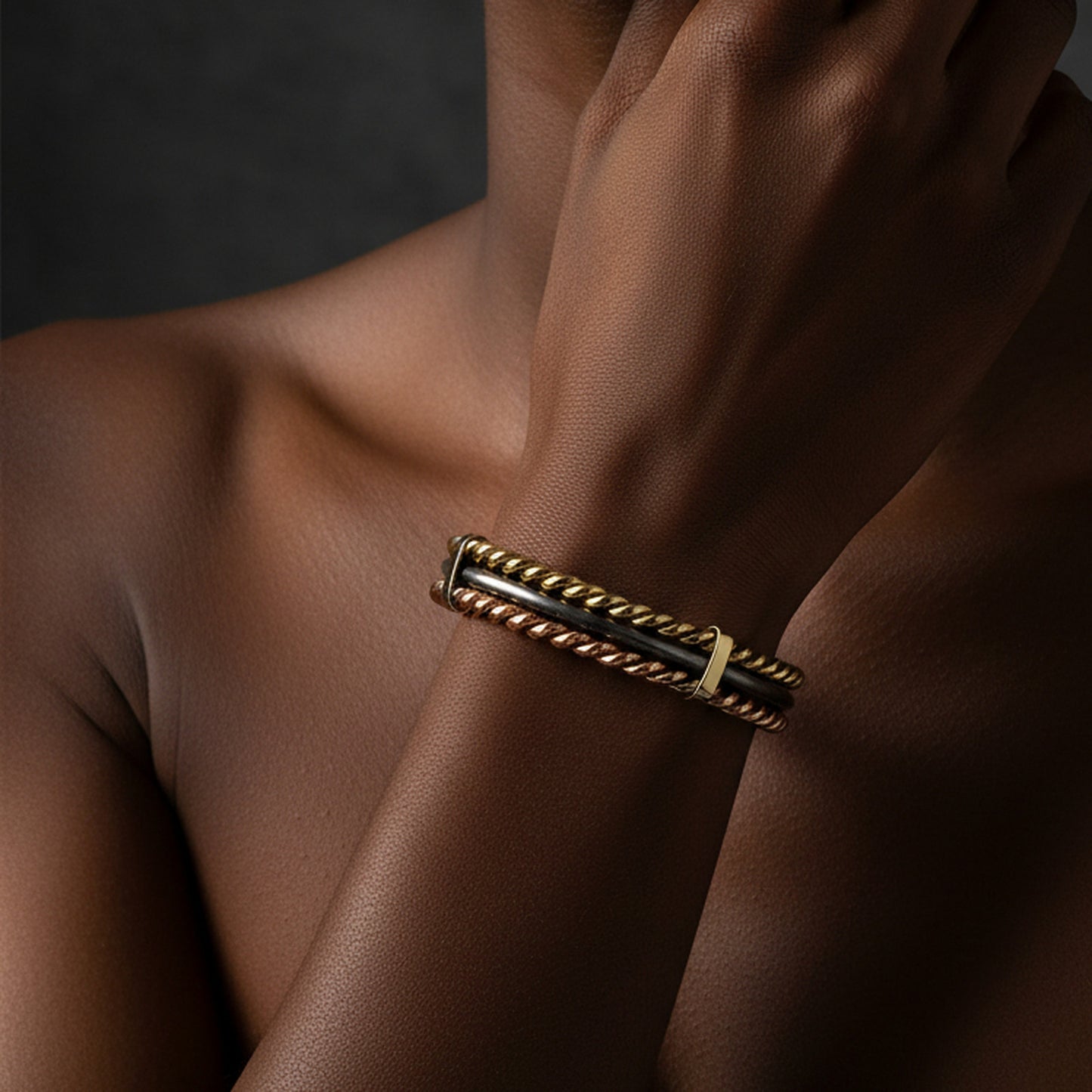 Bracelet Lamou Ndiaxass modèle Relief porté sur une épaule dénudée