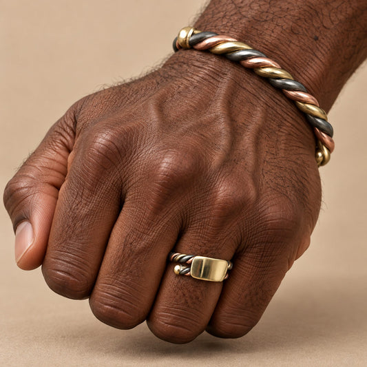 Bague sénégalaise Ndiaxass portée par un homme noir avec le bracelet Lamou Ndiaxass Torsade : cuivre, bronze et fer blanc torsadés