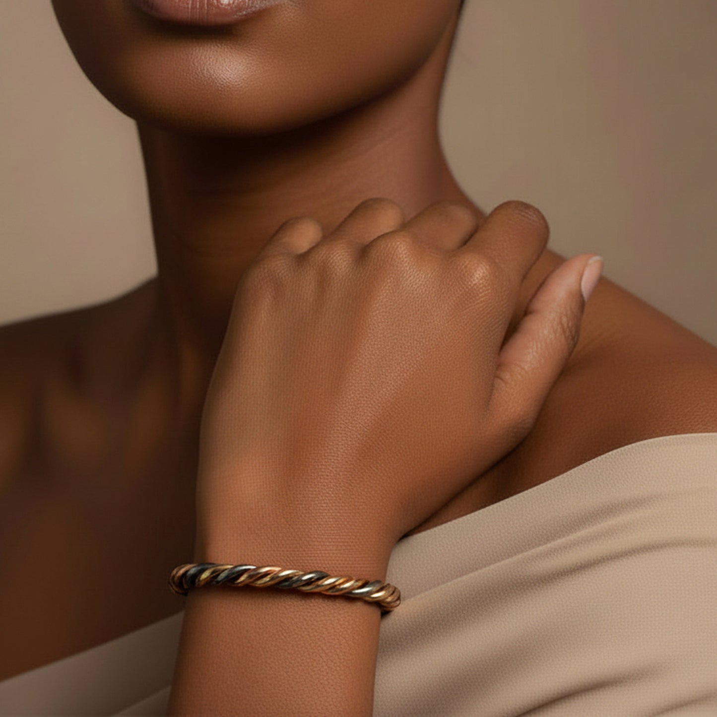 Bracelet Lamou Ndiaxass Torsade porté par une femme, tenue beige épaule nue