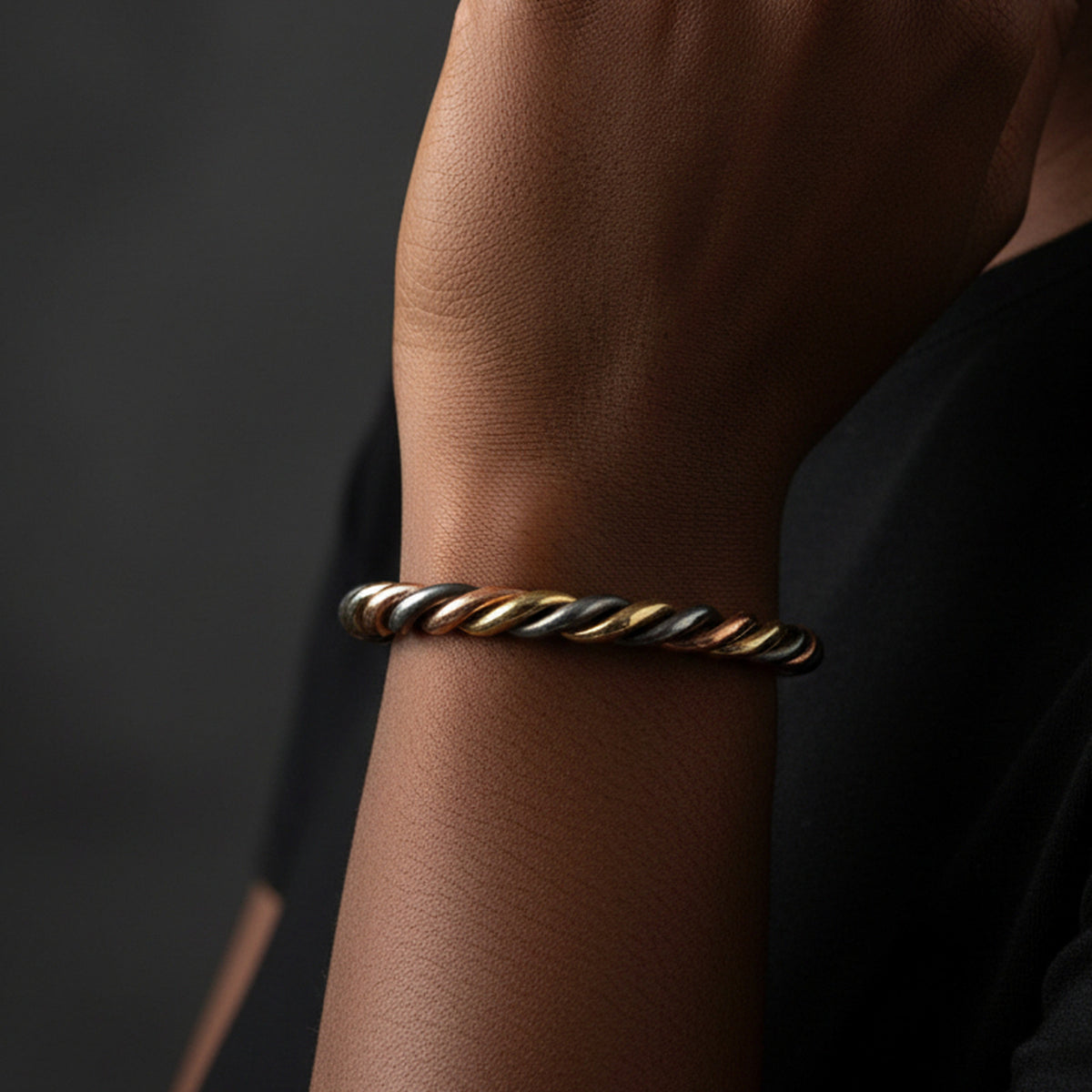 Bracelet Lamou Ndiaxass Torsade au poignet d'une femme, les trois métaux entrelacés
