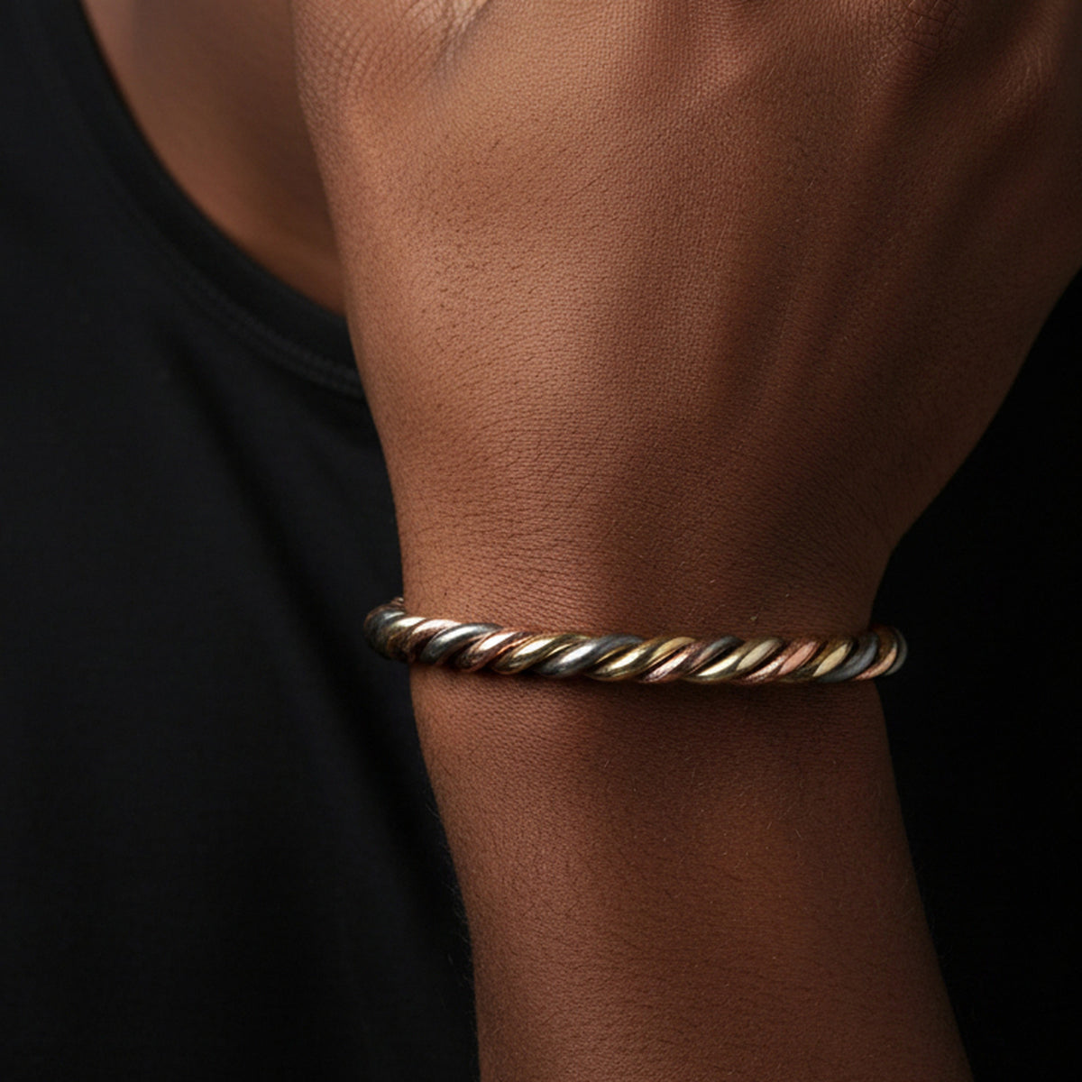 Bracelet Lamou Ndiaxass Torsade porté par un homme en t-shirt noir