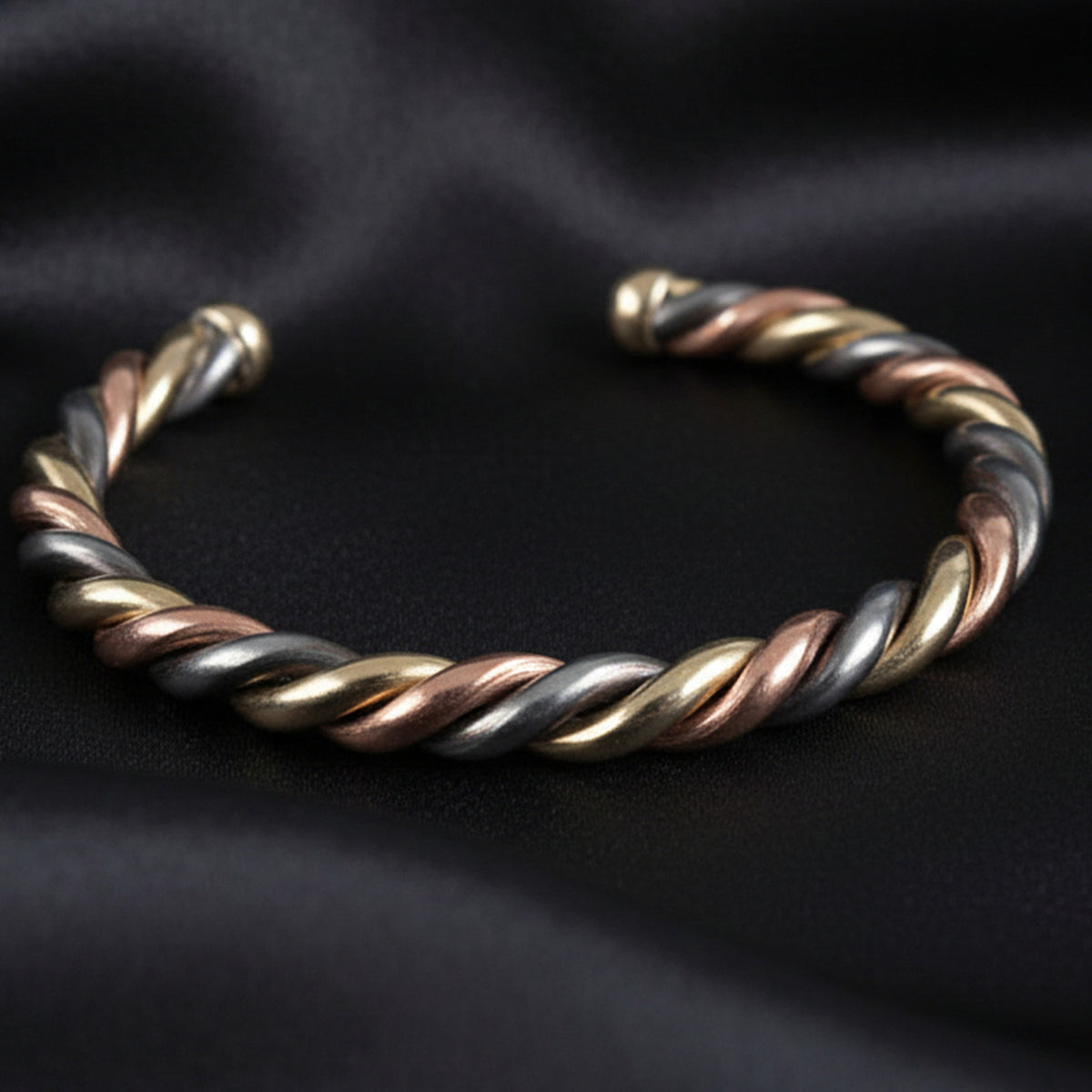 Bracelet Lamou Ndiaxass Torsade seul sur satin noir, cuivre bronze et fer blanc torsadés