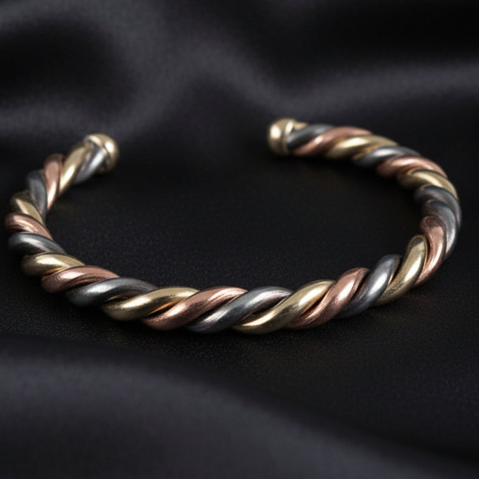 Bracelet Lamou Ndiaxass Torsade seul sur satin noir, cuivre bronze et fer blanc torsadés
