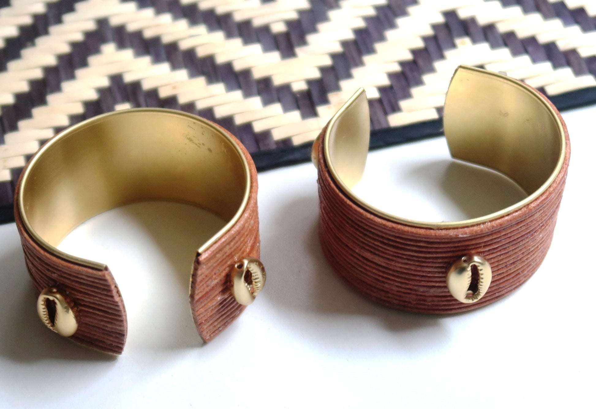 Bracelet Manchette Cauris Africain en Laiton et Cuir Pleine Fleur en bracelet manchette cauris cuir artisanal africain - KaolackCreations