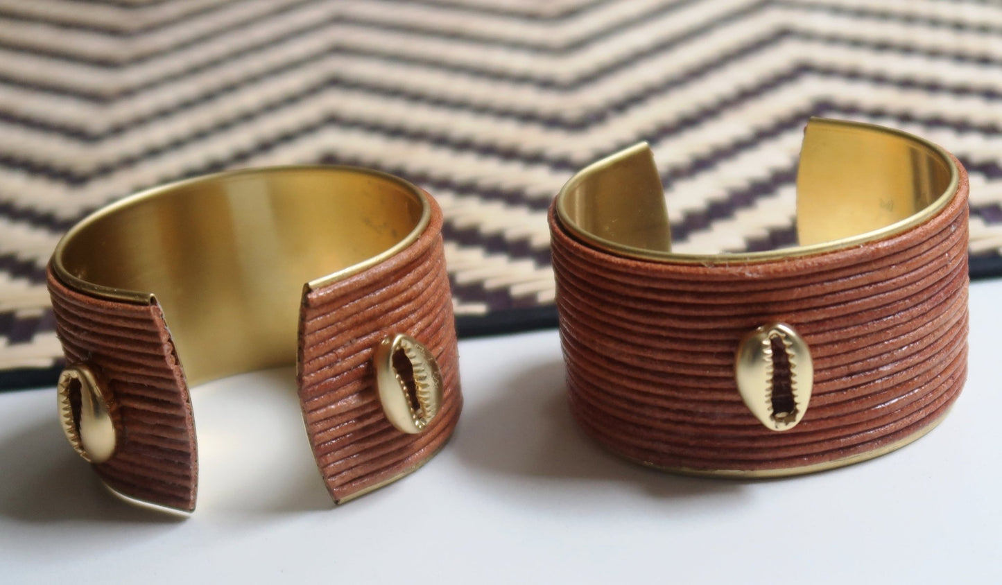 Bracelet Manchette Cauris Africain en Laiton et Cuir Pleine Fleur en bracelet manchette cauris cuir artisanal africain - KaolackCreations