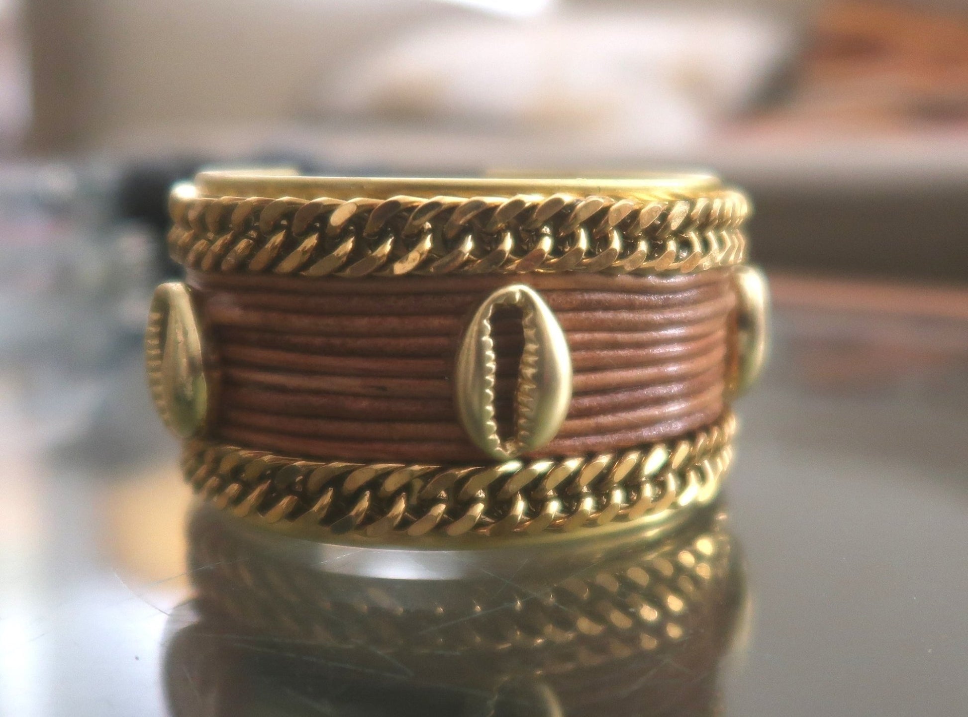 Bracelet Manchette Cauris Africain en Laiton et Cuir Pleine Fleur en bracelet manchette cauris cuir artisanal africain - KaolackCreations