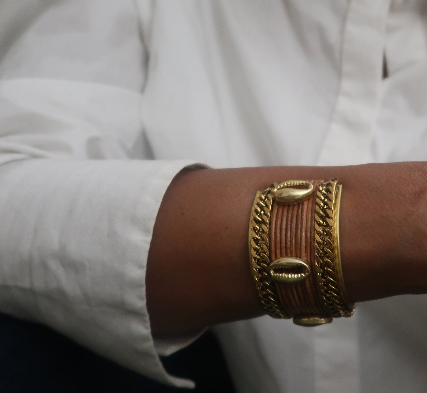 Bracelet Manchette Cauris Africain en Laiton et Cuir Pleine Fleur en bracelet manchette cauris cuir artisanal africain - KaolackCreations