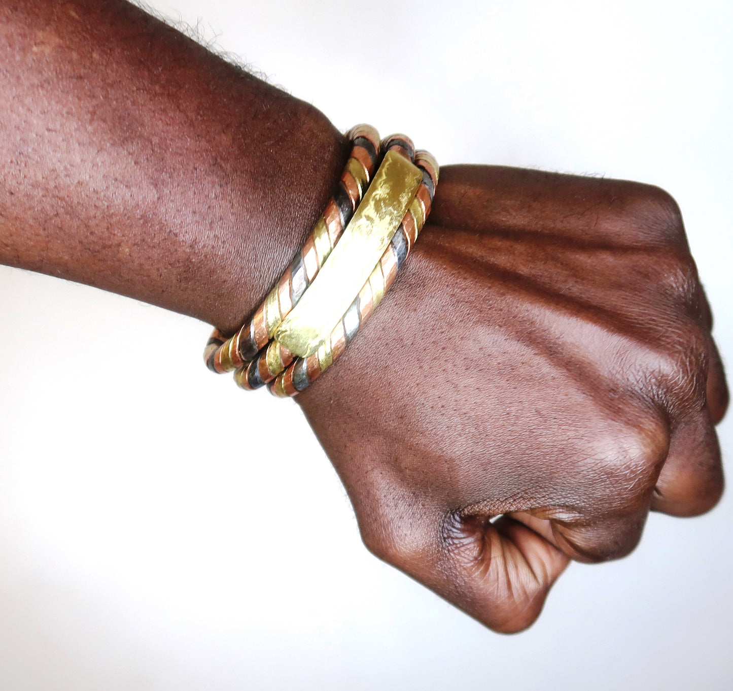 Bracelet Ndiakhass bronze et fer – détail texture artisanale