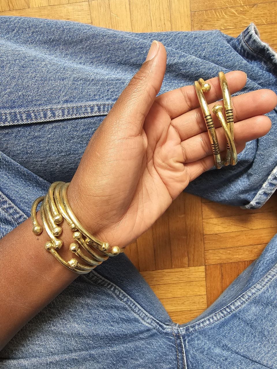 Bracelet Yama en bronze porté par une femme – bijou africain artisanal élégant