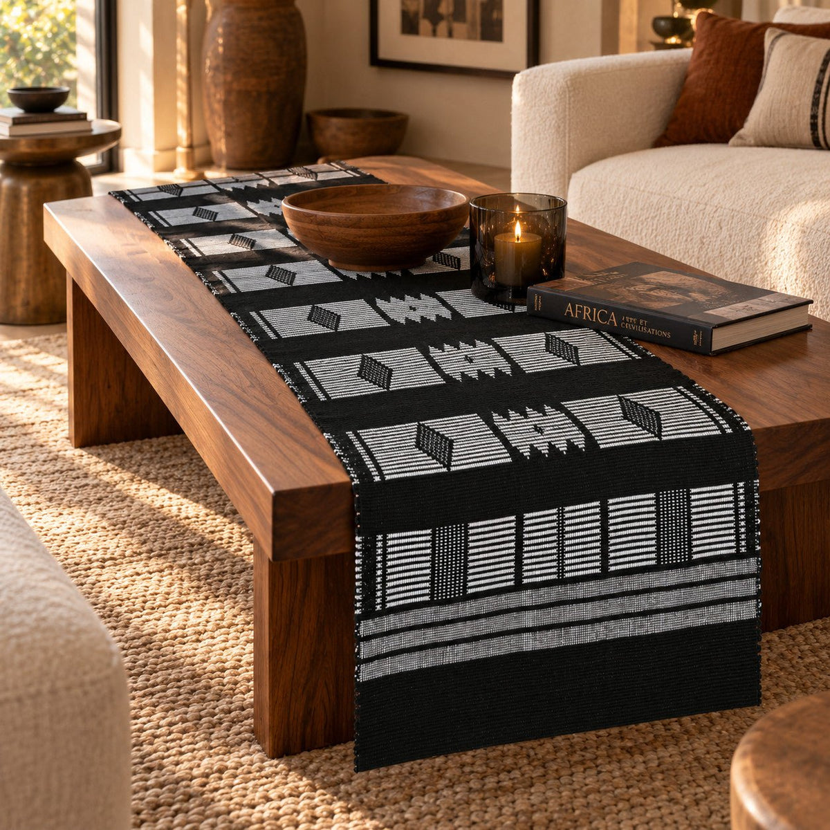 Chemin de table africain noir et blanc en pagne Manjak sur une table basse en noyer