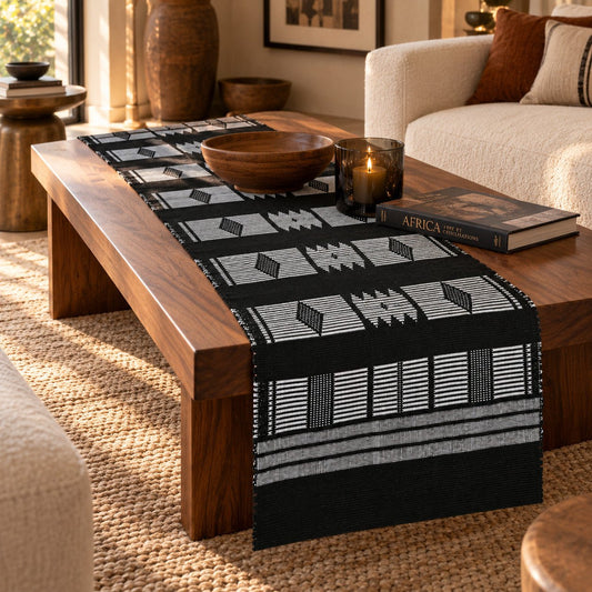 Chemin de table africain noir et blanc en pagne Manjak sur une table basse en noyer