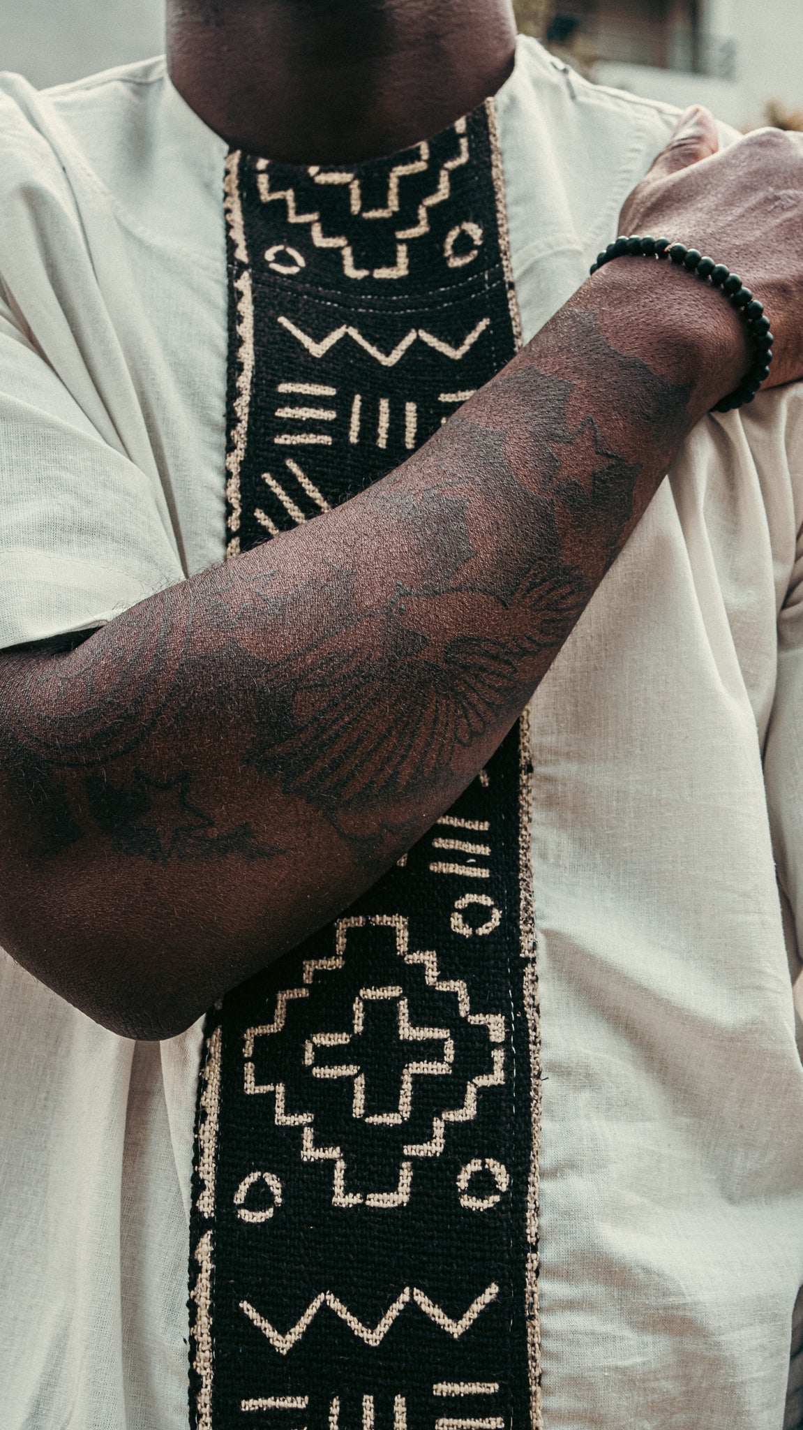 Gros plan tissu coton et bogolan mode africaine homme