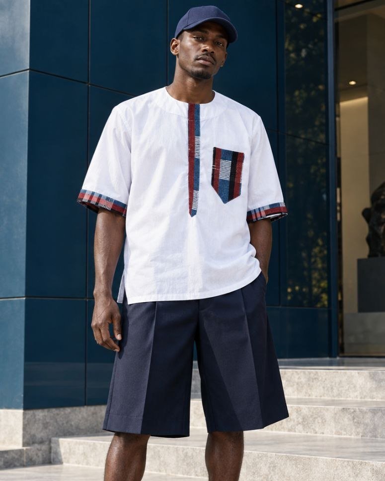 Chemise homme manches courtes en coton blanc et pagne Manjak rouge, bleu et blanc, portée avec un bermuda