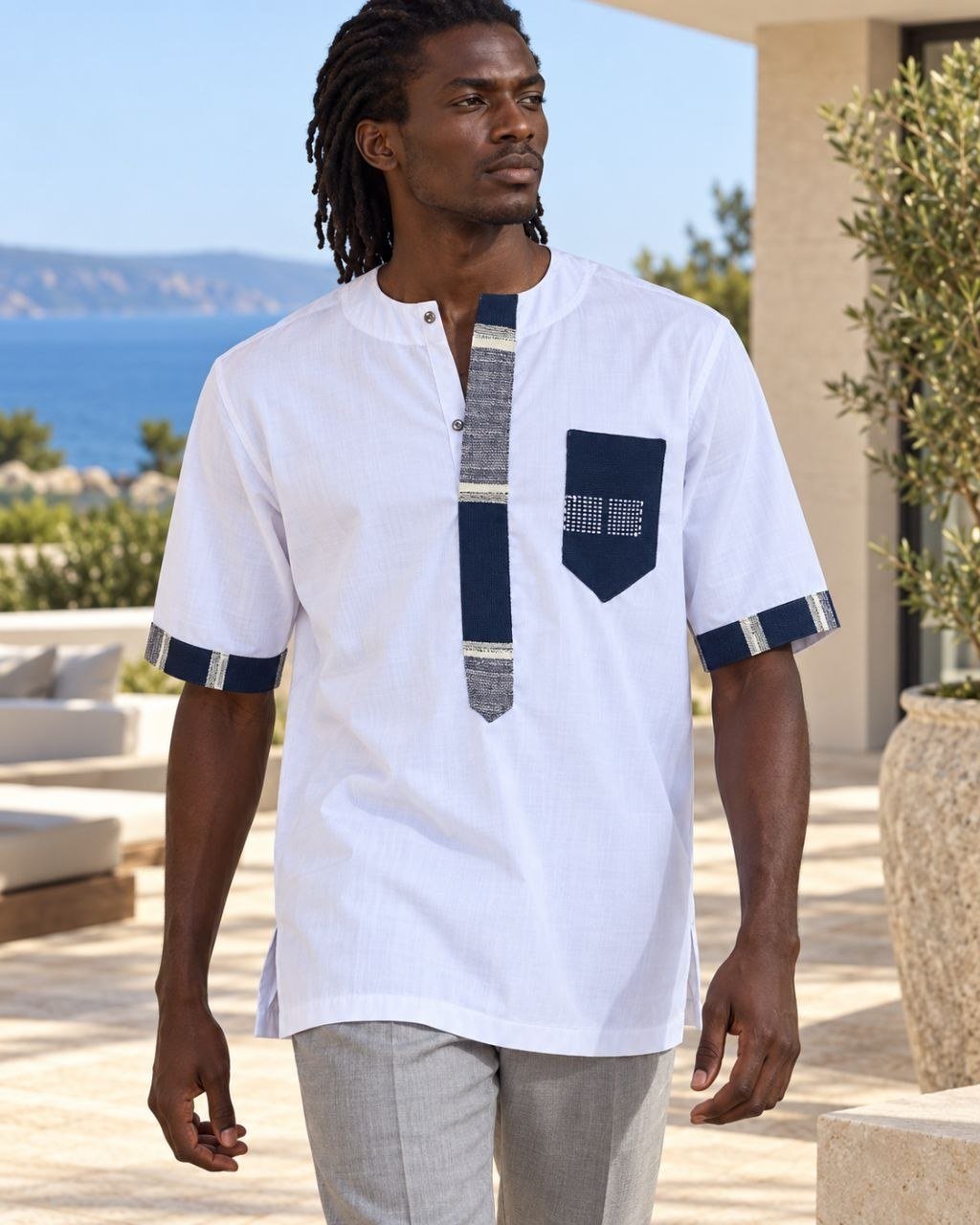 Chemise homme manches courtes en coton blanc et pagne Sénoufo bleu marine et blanc tissé main