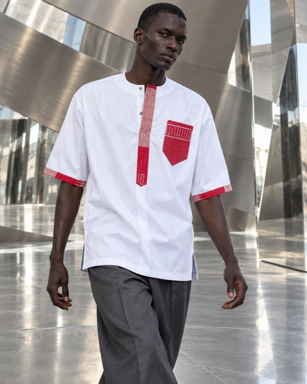 Chemise homme manches courtes en coton blanc et pagne Sénoufo rouge tissé main