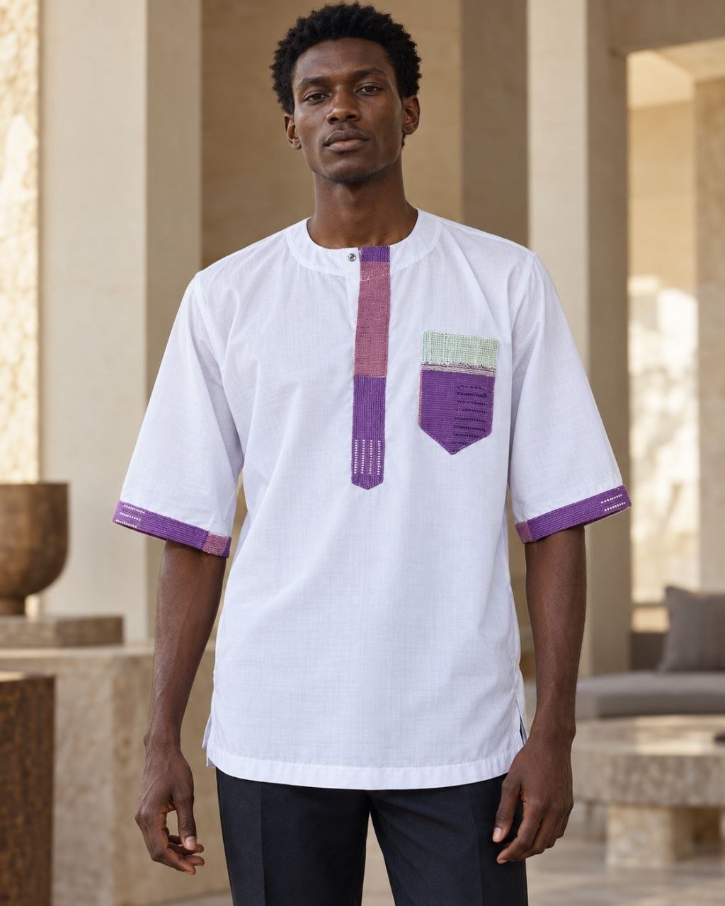 Chemise homme manches courtes en coton blanc et pagne Sénoufo violet et rose tissé main