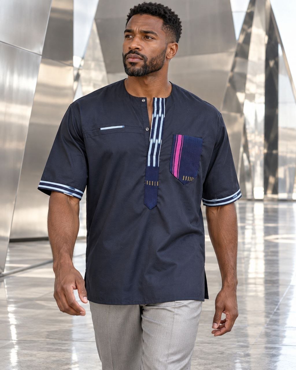 Chemise homme manches courtes en coton bleu marine et pagne Baoulé tissé main bleu, blanc et fuchsia