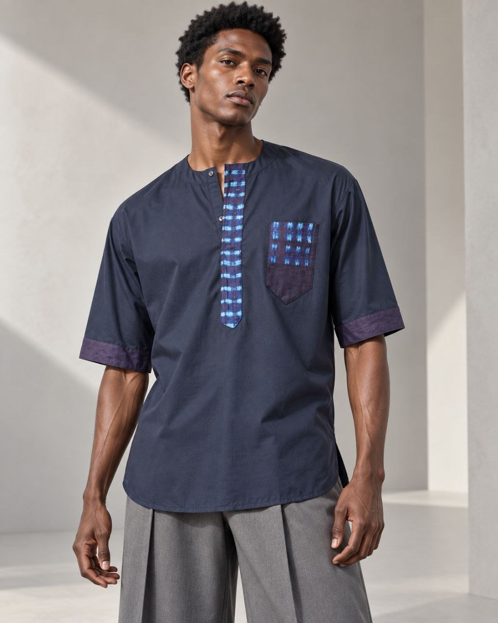 Chemise homme manches courtes en popeline de coton bleu marine et pagne indigo tissé main, patte, poche et revers de manches en indigo
