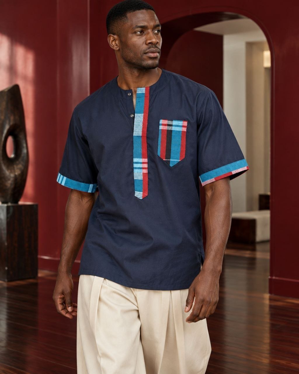 Chemise homme manches courtes en coton bleu marine et pagne Manjak tissé main bleu, rouge et blanc