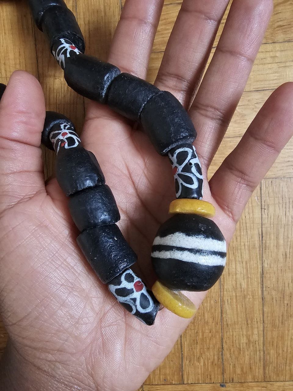 Collection Nene Krobo – Colliers en perles de verre artisanales du Ghana (édition limitée) en Collier Africain Nene Krobo artisanal africain - KaolackCreations