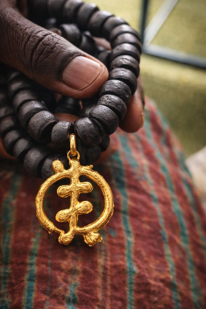 Collier africain perles bois Guele Djiri et poids Akan en Collier perles bois Mali et poids akan Ghana artisanal africain - KaolackCreations