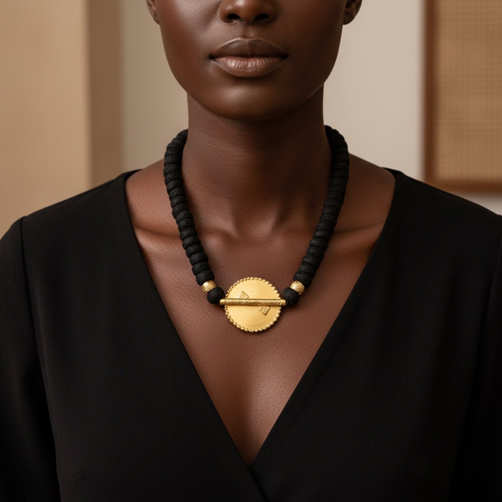 Collier africain perles bois Guele Djiri et poids Akan en Collier perles bois Mali et poids akan Ghana artisanal africain - KaolackCreations