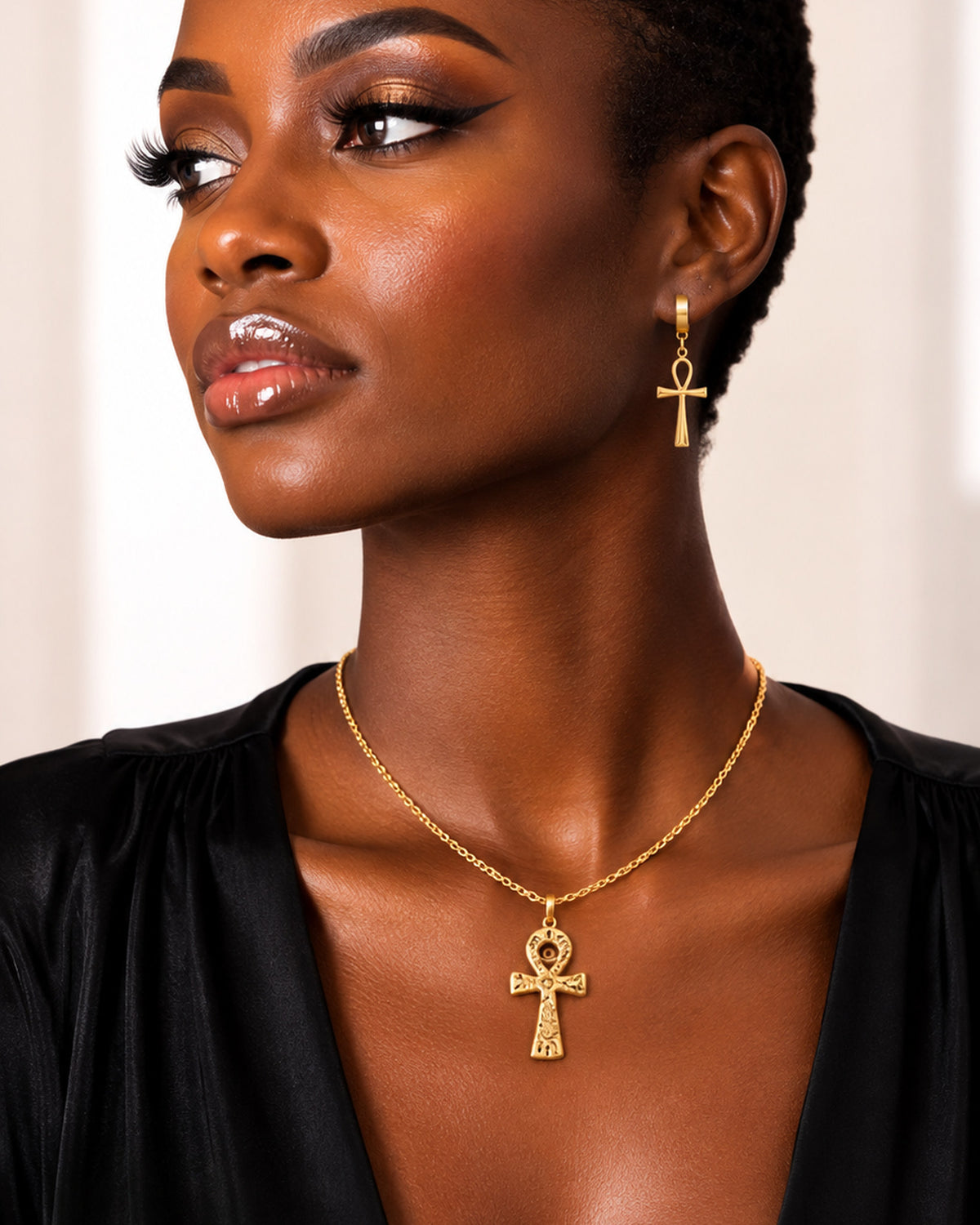 Collier ankh en bronze martelé sur chaîne courte de 40 cm, porté au creux du cou