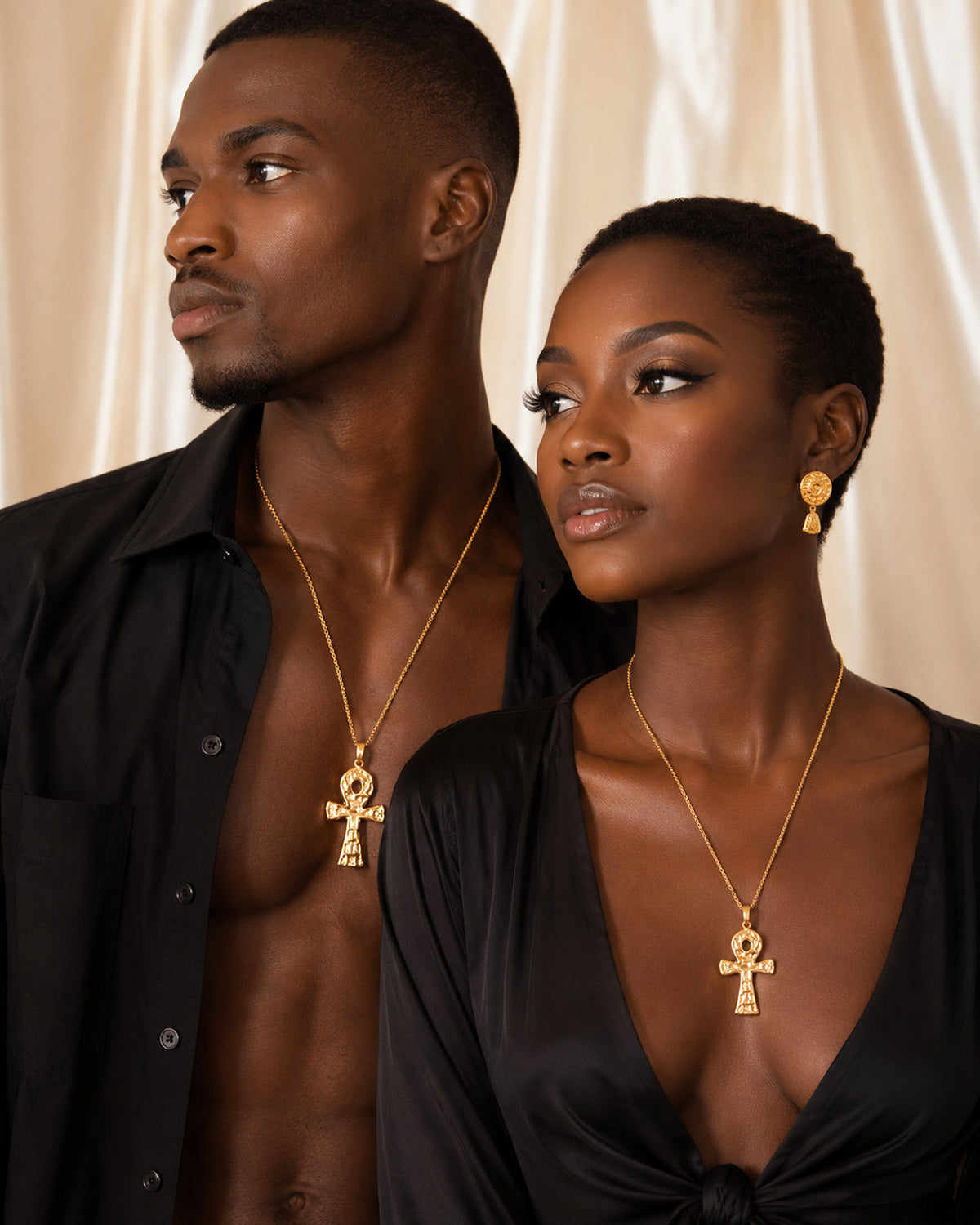 Collier ankh en bronze martelé porté par un homme et une femme, bijou mixte