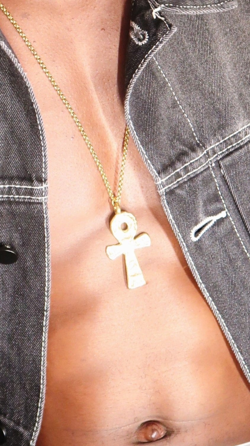 Collier Ankh artisanal en bronze et acier porté autour du cou, style africain
