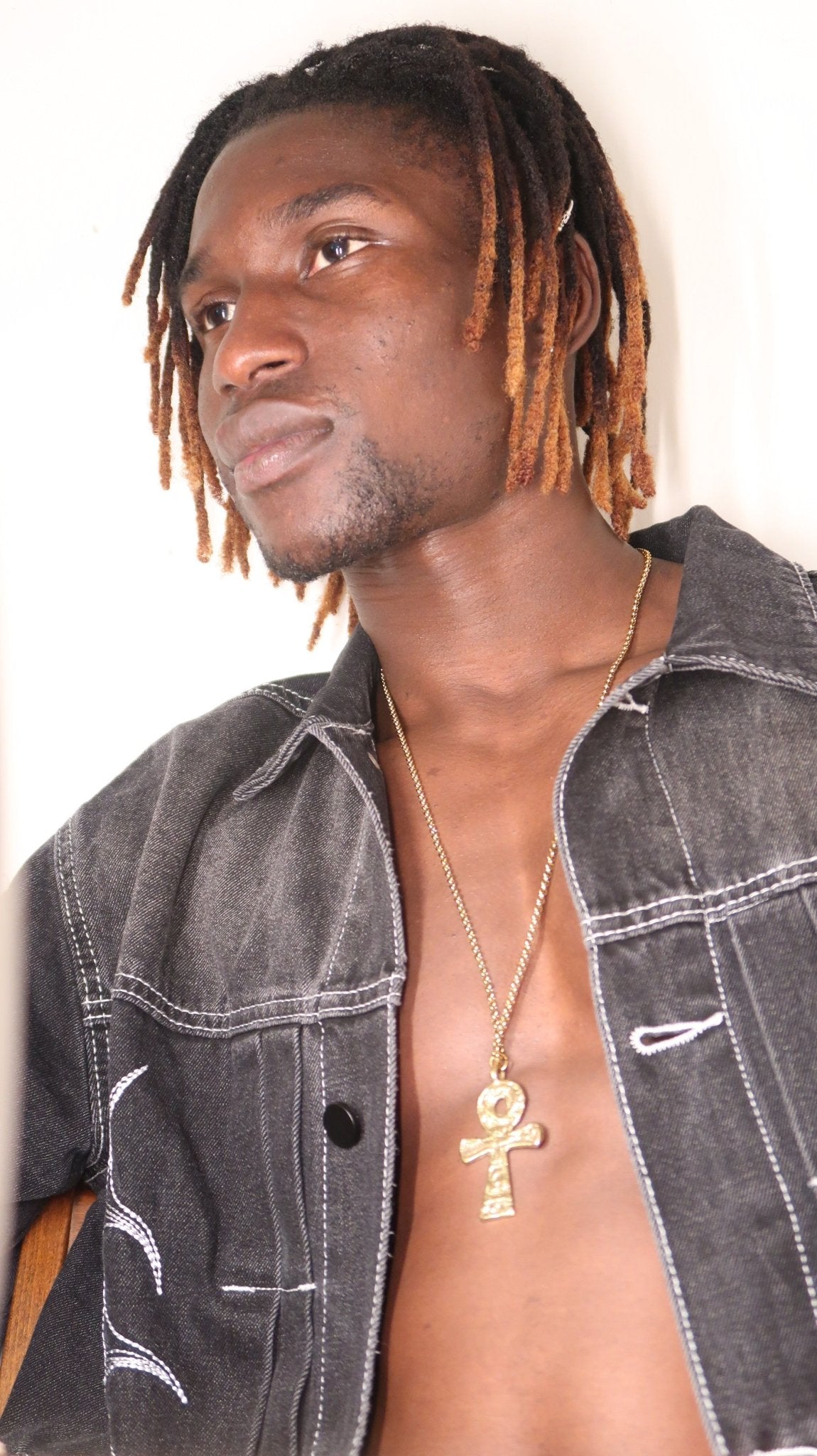 Collier Ankh artisanal en bronze et acier porté par un homme, bijou africain mixte