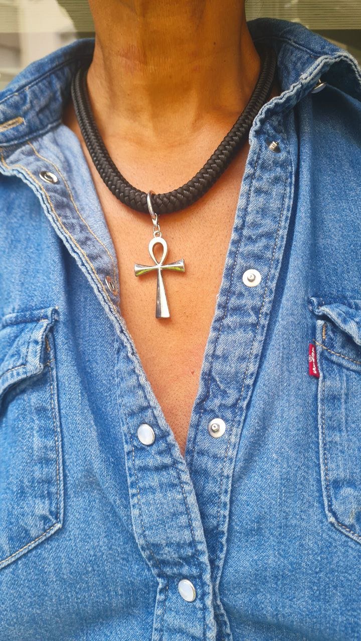 Collier Ankh unisexe porté par une femme – bijou kamite en acier inoxydable sur cordon noir – Kaolack Créations